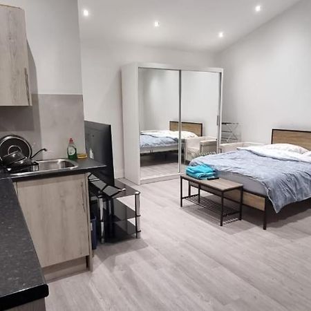 Ilford Towncentre Large Studio Экстерьер фото