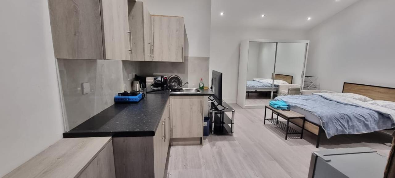 Ilford Towncentre Large Studio Экстерьер фото