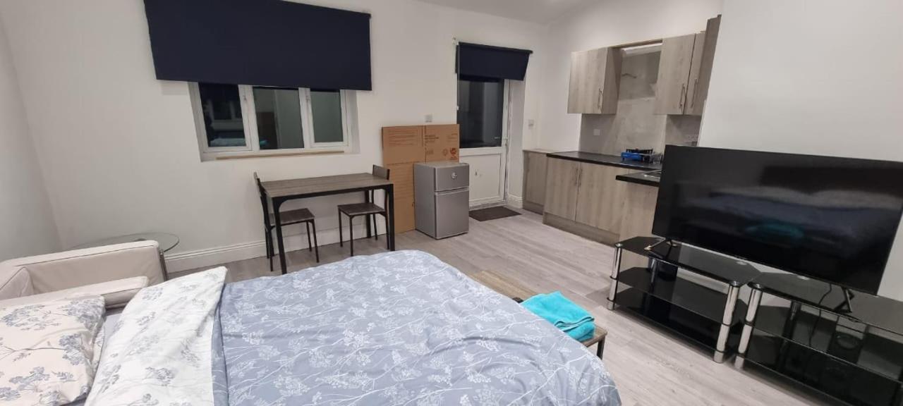 Ilford Towncentre Large Studio Экстерьер фото