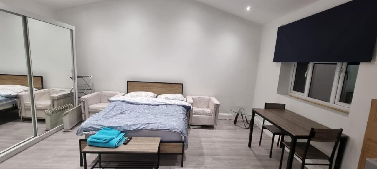 Ilford Towncentre Large Studio Экстерьер фото